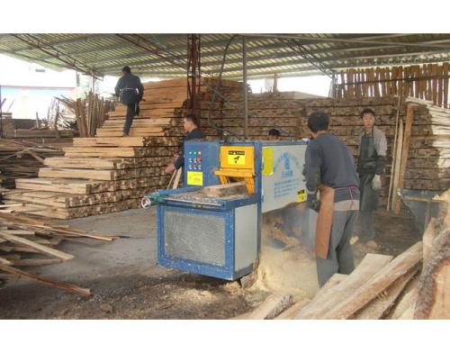 四川-達(dá)州-宣漢-方木多片鋸-加工現(xiàn)場(chǎng)
