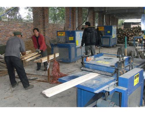 四川德陽(yáng)-什邡禾洛水鎮(zhèn)-多片鋸加工現(xiàn)場(chǎng)